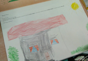 Obrazek przedstawiający dom, trawę i drzewo, gdzie dziewczynka spotkała głoskę t